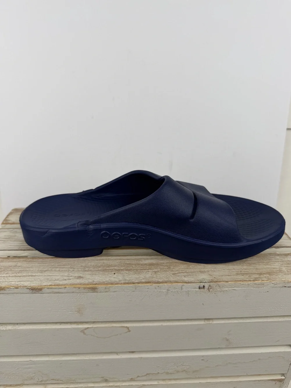 OOFOS Recovery slides in navy impact-absorbing foam technology unisex W11 M9